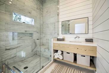 Half Mi To Big Bear Lake: Modern Home W/ Deck