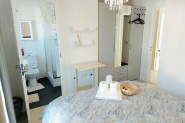 پانسیون Room In Guest Room Ensuite Double Room, Full Kitchen, In 3 Bed Home