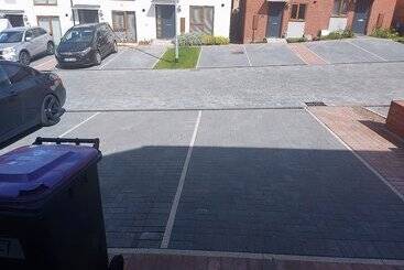 پانسیون Room In Guest Room   Single Room In 3 Bed Home, Full Kitchen, Shared Bathroom
