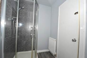 اقامتگاه Charming 5 Bed House In City Center And Car Park
