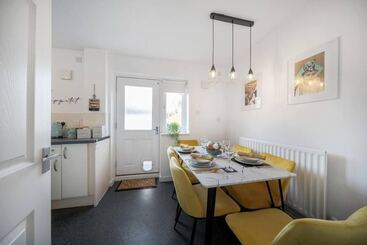 اقامتگاه Spacious 3 Bed House Garden Parking Wifi Smart Tv