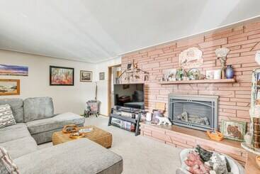 Private Lake: Home W/ Large Yard In Denver!