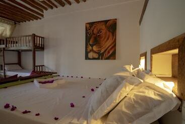 Tropical Boutique Hotel & Resto