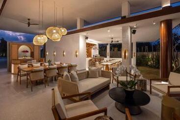 هتل Sumitra Luxury Villas A Pramana Experience