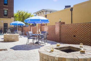 هتل Fairfield Inn & Suites By Marriott Savannah Downtown Historic District