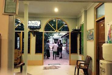 هتل Mr Charles Guest House