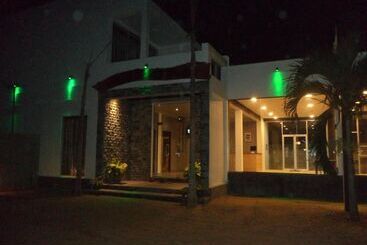 هتل Saara Beach