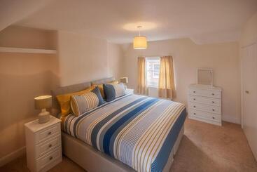 Town Centre Apartment Perfect Location With On Street Parking