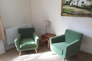 Town Centre Apartment Perfect Location With On Street Parking