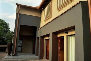 پانسیون Sunset Manor Guest House