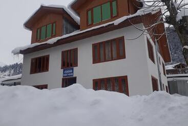 پانسیون Zebrina Guest House
