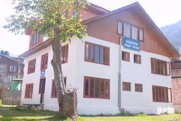 پانسیون Zebrina Guest House