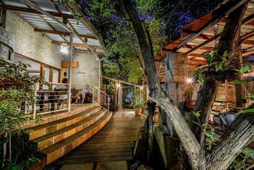 پانسیون Zebrina Guest House