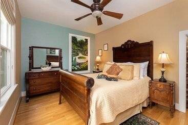 Tucker House Inn
