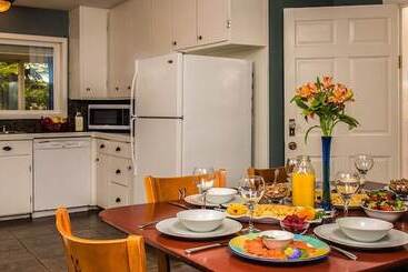Tucker House Inn