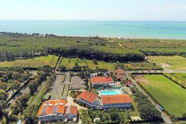 Апарт-отель Isa Residence With Swimming Pool At Only 450 Meters From The Beach