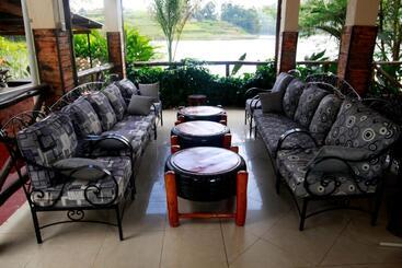 Bunyonyi Safaris Resort