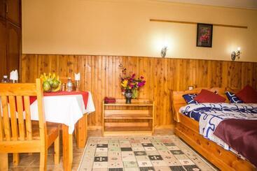 Bunyonyi Safaris Resort