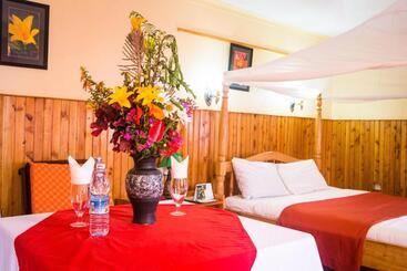 Bunyonyi Safaris Resort