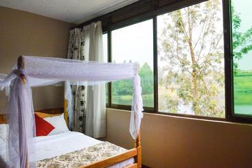Bunyonyi Safaris Resort