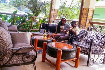 Bunyonyi Safaris Resort