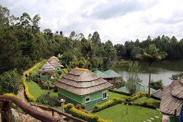 Bunyonyi Safaris Resort