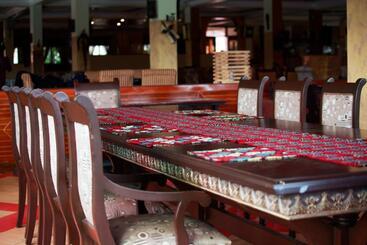 Bunyonyi Safaris Resort