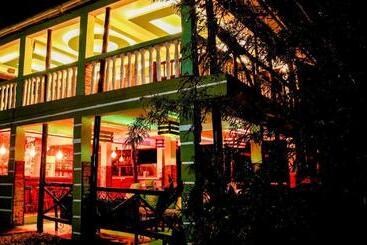 Bunyonyi Safaris Resort