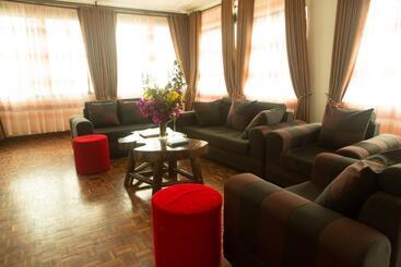 Bunyonyi Safaris Resort