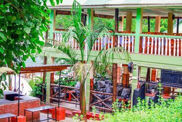 Bunyonyi Safaris Resort