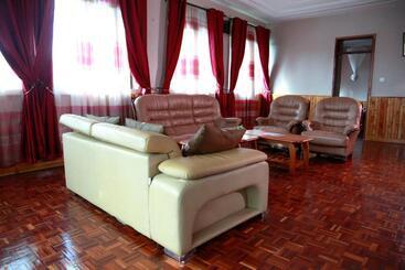 Bunyonyi Safaris Resort