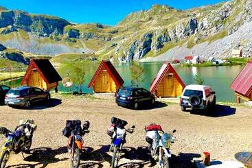 تختخواب و صبحانه Kapetanovo Jezero Bungalov
