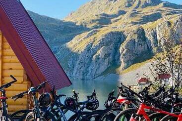 تختخواب و صبحانه Kapetanovo Jezero Bungalov
