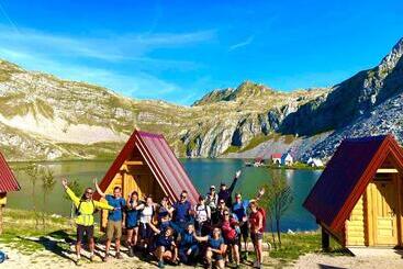 تختخواب و صبحانه Kapetanovo Jezero Bungalov