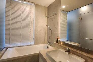 The Astra Condo Large Room 50 Sqm ,sauna And Rooftop Pool