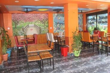 هتل Giggle Coast Restro And Lodging