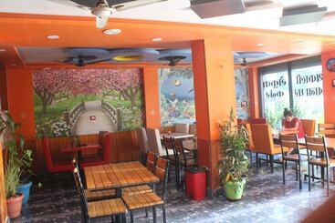 هتل Giggle Coast Restro And Lodging