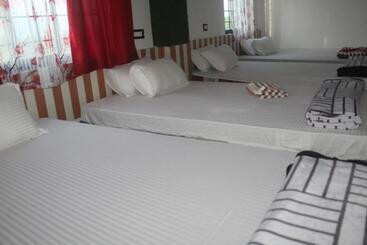 هتل Giggle Coast Restro And Lodging