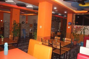 هتل Giggle Coast Restro And Lodging