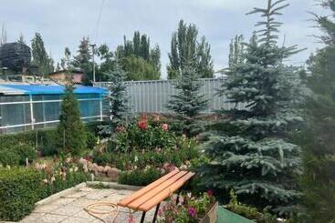 هتل Max House