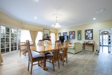 تختخواب و صبحانه Durham Lodge