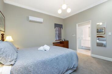 تختخواب و صبحانه Durham Lodge