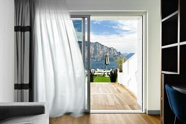 هتل Castello Lake Front