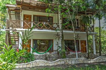 هتل Jaguar Inn Tikal