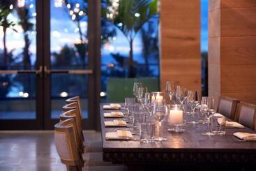 هتل Kimpton Seafire Resort + Spa, An Ihg