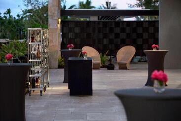 هتل Kimpton Seafire Resort + Spa, An Ihg
