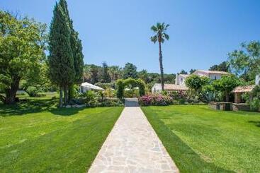 هتل La Bastide Des Salins