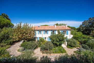 هتل La Bastide Des Salins