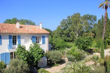 هتل La Bastide Des Salins