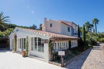هتل La Bastide Des Salins